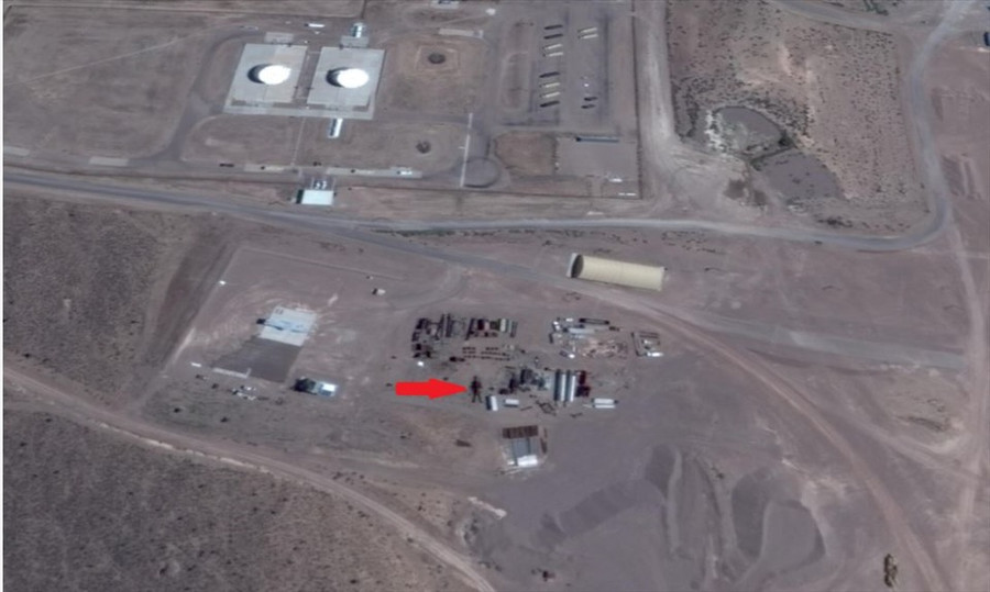 Hình ảnh khác về “robot” khổng lồ mà thợ săn UFO Scott C Waring chia sẻ. Ảnh: RT.