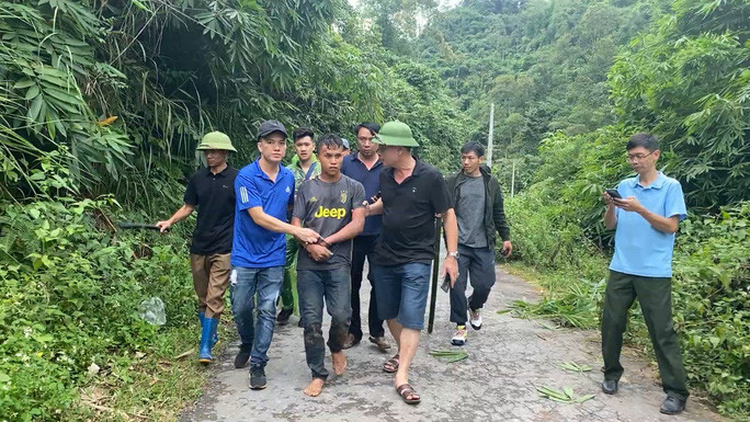 Tráng Láo Sái (áo có chữ vàng) bị bắt khi bỏ trốn vào rừng Tráng Láo Sái (áo có chữ vàng) bị bắt khi bỏ trốn vào rừng