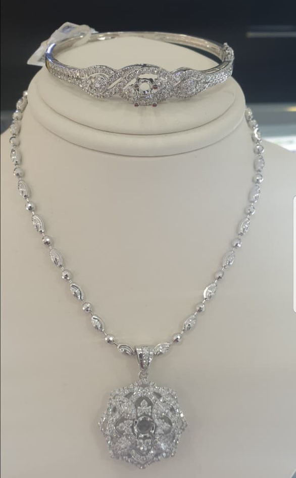 Bộ trang sức đắt tiền đang được giám định để xác định giá trị - Ảnh: CACC Bộ trang sức đắt tiền đang được giám định để xác định giá trị - Ảnh: CACC