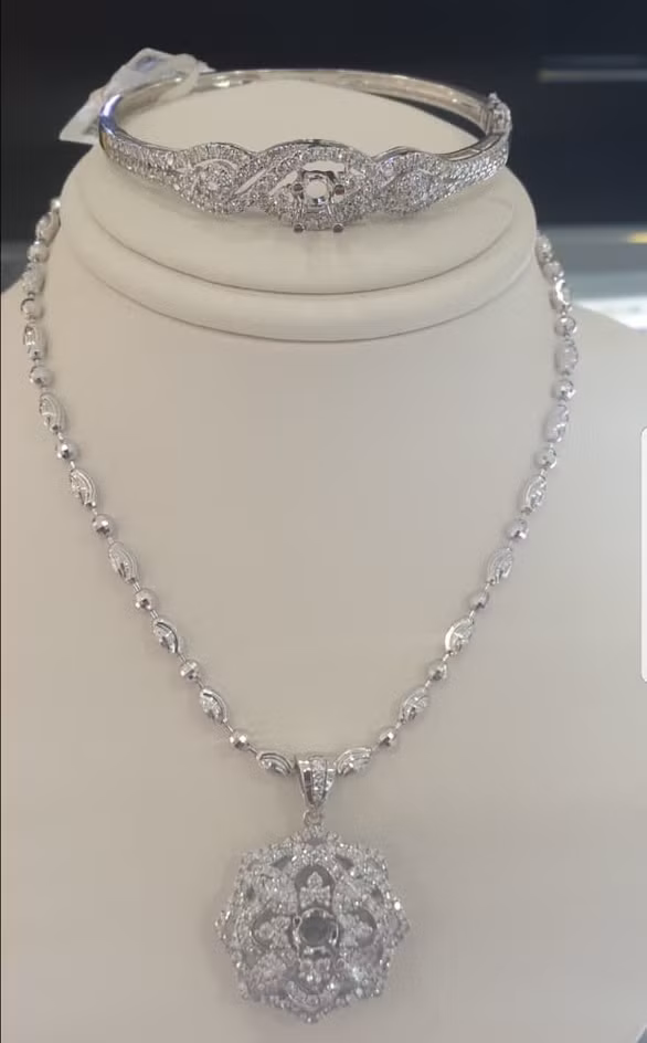 Bộ trang sức đắt tiền đang được giám định để xác định giá trị - Ảnh: CACC