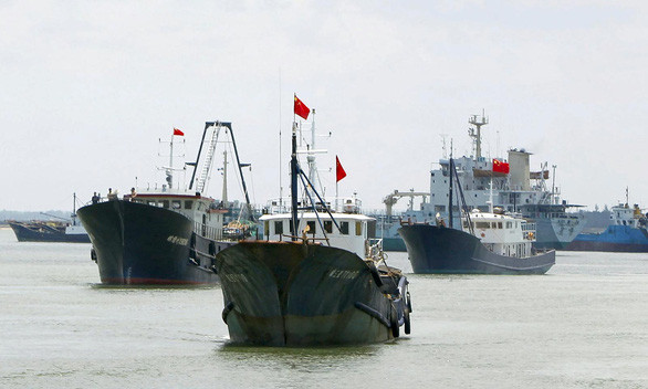  Tàu đánh cá Trung Quốc chuẩn bị ra khơi đánh bắt ở Biển Đông - Ảnh: AFP