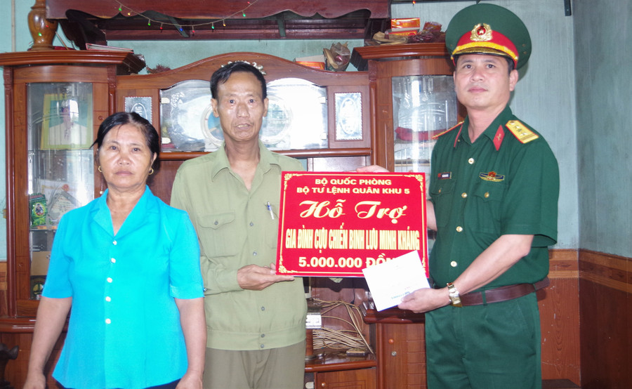 Thượng tá Trần Đình Công – Phó Chủ nhiệm Chính trị Bộ CHQS tỉnh trao tiền hỗ trợ cho gia đình CCB Lưu Minh Kháng. Ảnh: Huy Bắc 