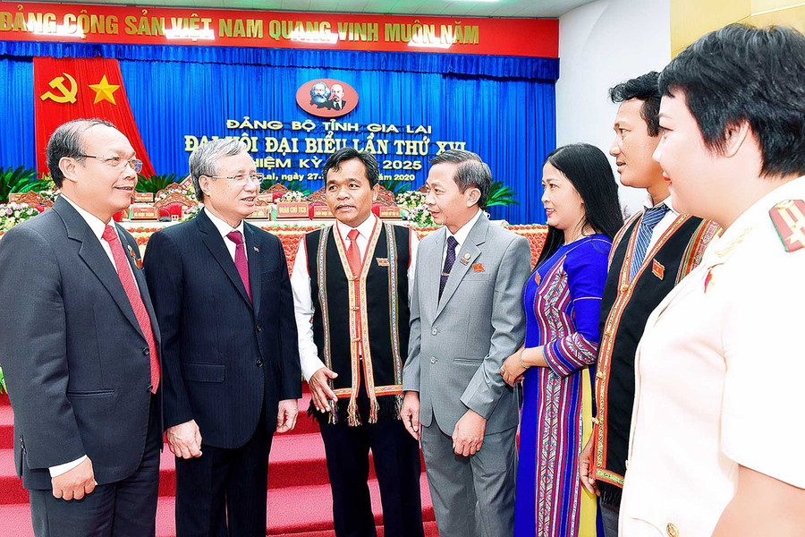 Đồng chí Trần Quốc Vượng-Ủy viên Bộ Chính trị, Thường trực Ban Bí thư trao đổi cùng các đồng chí lãnh đạo tỉnh Gia Lai tại Đại hội. Ảnh: Đức Thụy