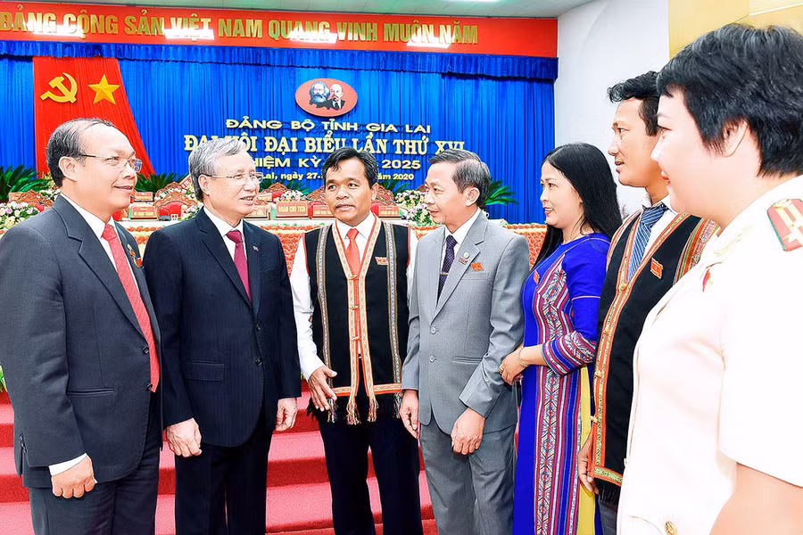 Đồng chí Trần Quốc Vượng-Ủy viên Bộ Chính trị, Thường trực Ban Bí thư trao đổi cùng các đồng chí lãnh đạo tỉnh Gia Lai tại Đại hội. Ảnh: Đức Thụy