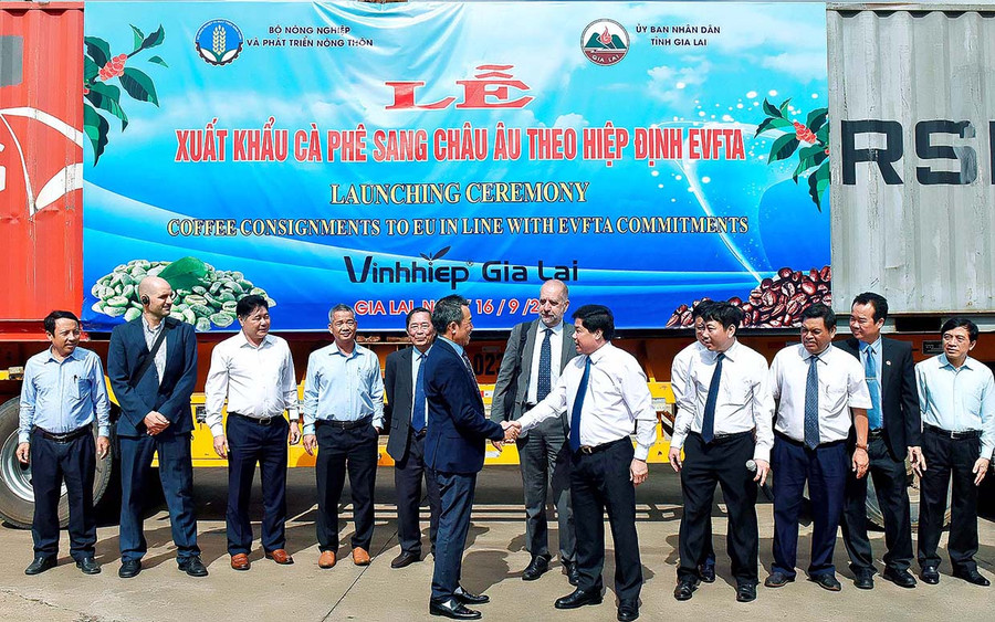 Lãnh đạo Bộ Nông nghiệp và PTNT và tỉnh Gia Lai phát lệnh xuất phát xe chở hàng xuất khẩu cà phê theo Hiệp định EVFTA. Ảnh: Đức Thụy Lãnh đạo Bộ Nông nghiệp và PTNT, lãnh đạo tỉnh Gia Lai phát lệnh xuất phát xe chở hàng xuất khẩu cà phê theo Hiệp định EVFTA. Ảnh: Đức Thụy