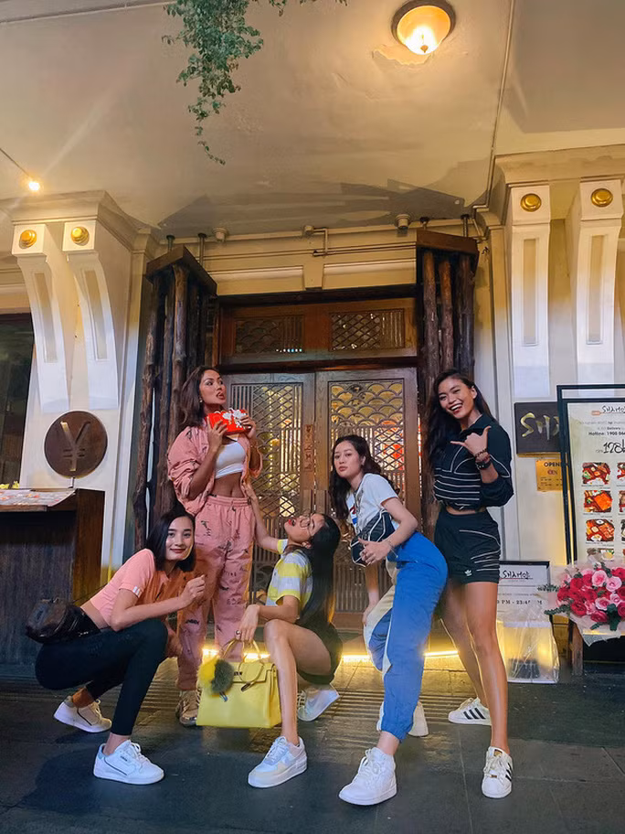 Hoa hậu H'hen Niê khoe eo thon