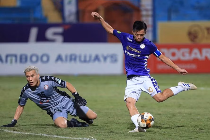 Bùi Tiến Dũng đã phải 5 lần vào lưới nhặt bóng trong trận bán kết Cúp Quốc gia 2020. Ảnh: VPF