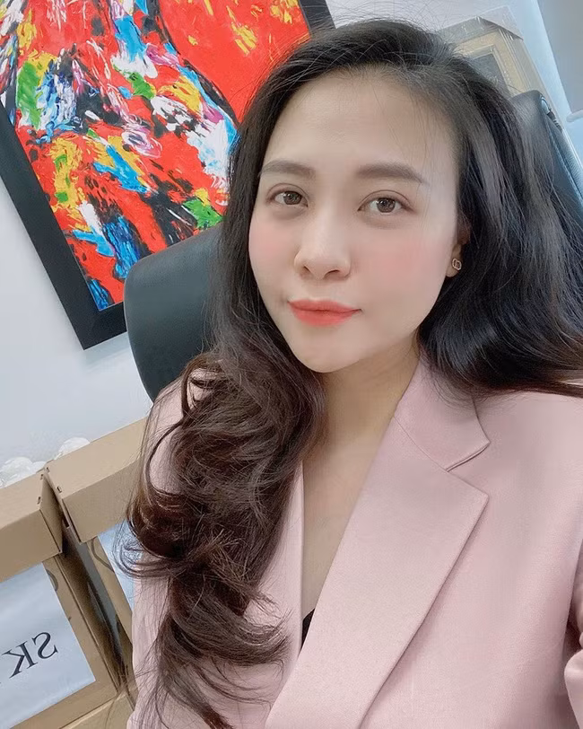 Đàm Thu Trang hào hứng trở lại với công việc sau khi hạ sinh con đầu lòng: “Back to work”.