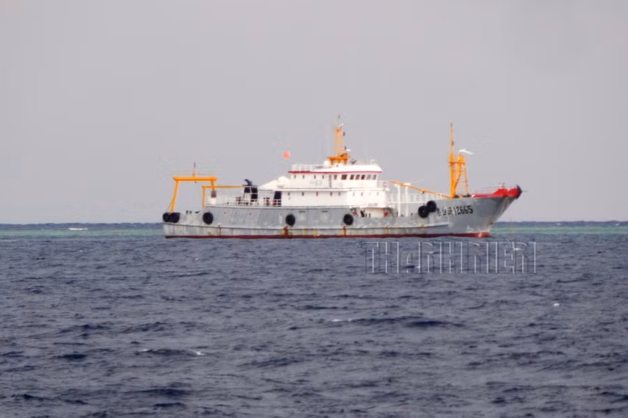 Tàu cá vỏ sắt Việt Đài Ngư 12665 tại Trường Sa, tháng 10.2019. ẢNH: MAI THANH HẢI