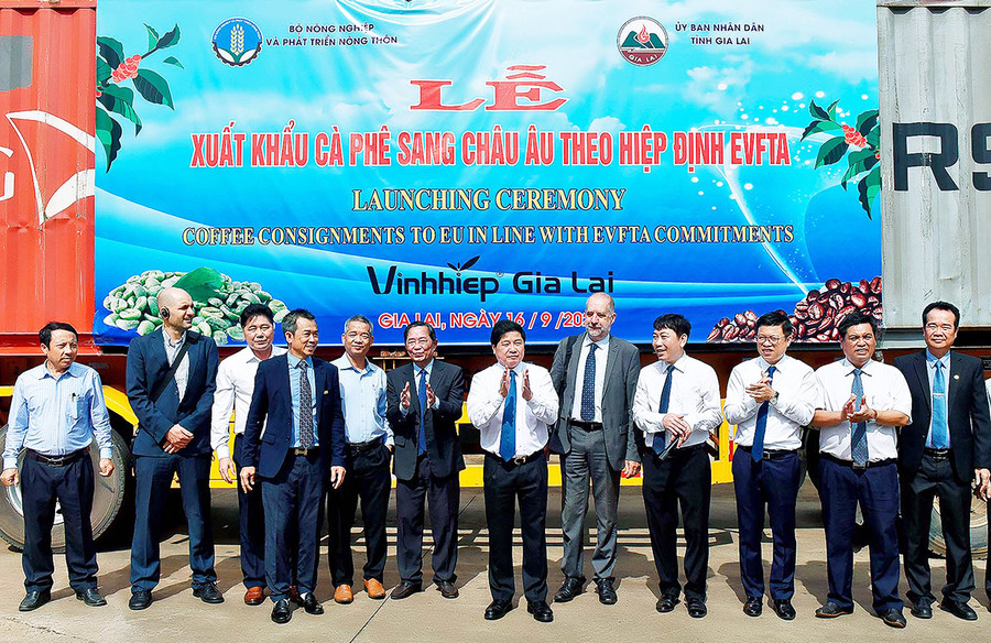 Lãnh đạo Bộ Nông nghiệp và PTNT cùng lãnh đạo tỉnh Gia Lai phát lệnh xuất phát xe chở hàng xuất khẩu cà phê sang thị trường châu Âu theo Hiệp định EVFTA. Ảnh: Đ.T