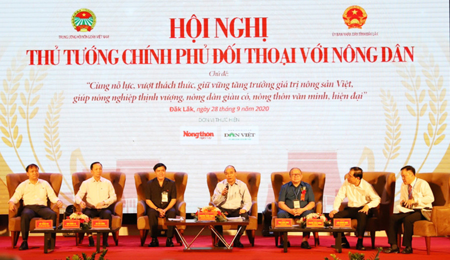 Thủ tướng Chính phủ Nguyễn Xuân Phúc và đại diện các bộ, ngành, đơn vị, doanh nghiệp chủ trì hội nghị đối thoại. Ảnh: Phan Lài