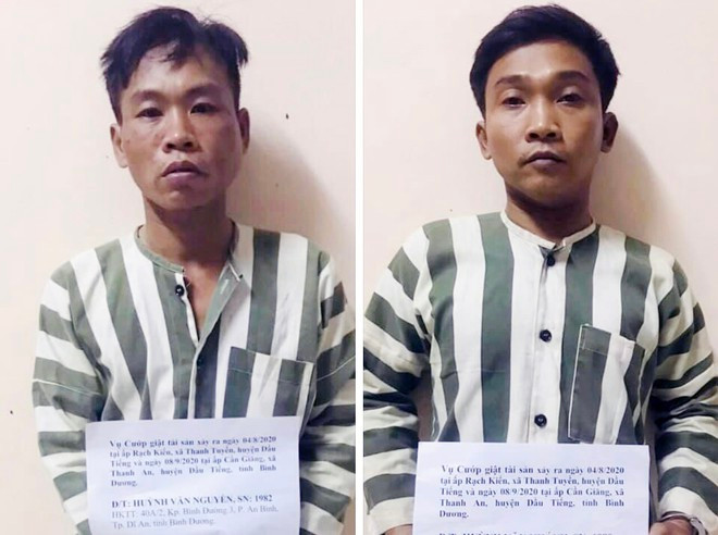 Nguyễn (bên trái) và Khánh tại cơ quan điều tra - Ảnh: Công an cung cấp Nguyễn (bên trái) và Khánh tại cơ quan điều tra - Ảnh: Công an cung cấp