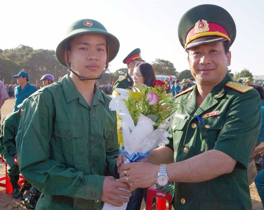CHT Đặng Quốc Văn tặng hoa cho thanh niên lên đường thực hiện nghĩa vụ quân sự. Ảnh: Phương Vi
