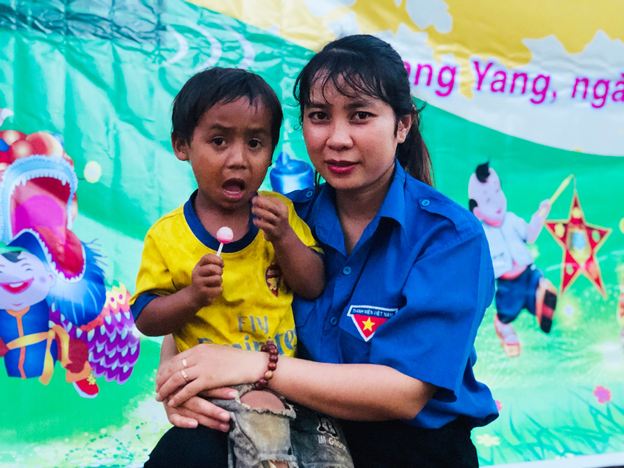  Theo cô giáo Đinh Thị Hồng Huệ- Trường Mẫu giáo Hà Ra điểm trường làng Đê Kôn: Làng Đê Kôn có 32 học sinh Tiểu học và 21 học sinh mẫu giáo. Những mùa Trung thu trước, giáo viên chỉ phát quà bánh kẹo nhưng đây là lần đầu tiên các em được xem múa lân và chơi đèn lồng. Nhờ nhóm từ thiện mà các em cảm nhận được không khí Trung thu như bao em nhỏ cùng trang lứa ở vùng thuận lợi.