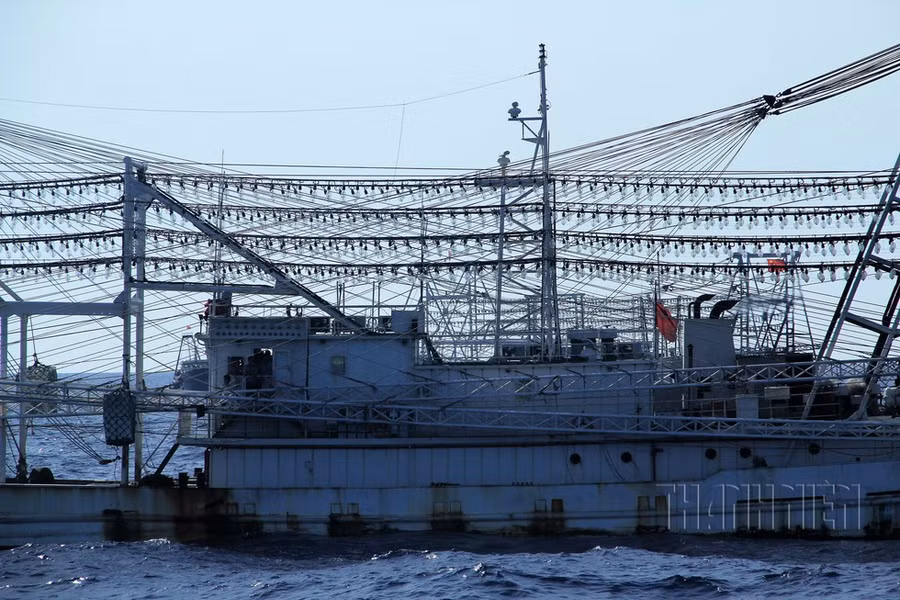Tàu cá dân binh Trung Quốc khi tham gia hộ tống, bảo vệ dầu khí được trang bị hiện đại và luôn có người ngồi trong buồng lái dùng ống nhòm quan sát theo dõi các tàu chấp pháp Việt Nam. ẢNH: MAI THANH HẢI