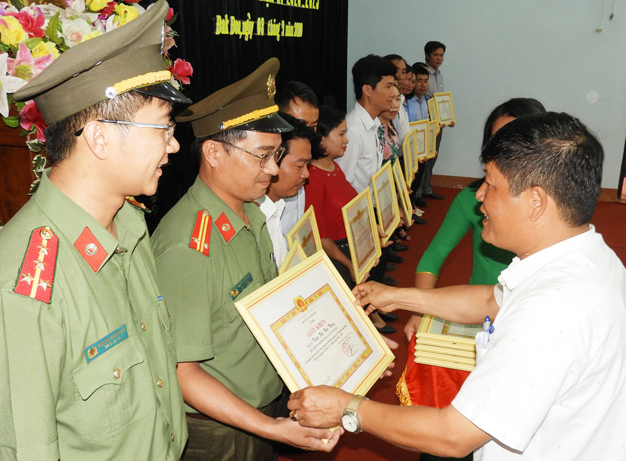 Trao giấy khen của Ban Thường vụ Huyện ủy cho các tập thể và cá nhân có thành tích xuất sắc trong công tác tổ chức phục vụ Đại hội Đảng bộ huyện lần thứ XVII. Ảnh: Thanh Nhật Trao giấy khen của Ban Thường vụ Huyện ủy cho các tập thể và cá nhân có thành tích xuất sắc trong công tác tổ chức phục vụ Đại hội Đảng bộ huyện lần thứ XVII
