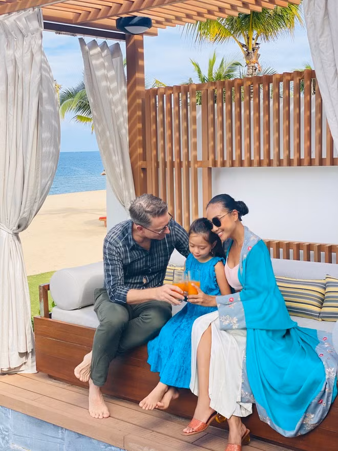 Nữ ca sĩ chia sẻ cô cũng đang phụ ông xã trong việc kinh doanh thực phẩm chức năng. Đây là một việc làm khá thú vị giúp giọng ca gốc Long Khánh hiểu hơn về lĩnh vực kinh doanh và có thể mang đến sức khỏe cho cộng đồng ẢNH: NVCC