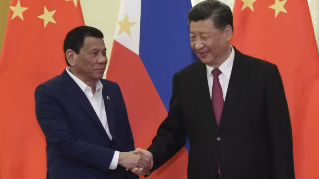  Tổng thống Philippines Rodrigo Duterte (trái) và Chủ tịch Trung Quốc Tập Cận Bình (phải)