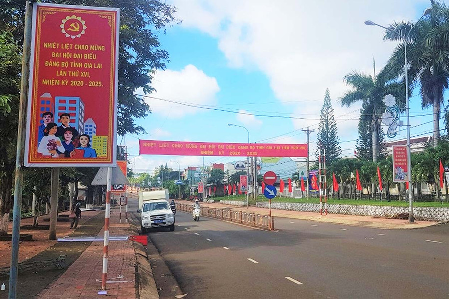 Trục đường chính của thị trấn Chư Ty (huyện Đức Cơ) được trang hoàng rực rỡ. Ảnh: Ngọc Sang 3Trục đường chính dẫn vào thị trấn Chư Ty (huyện Đức Cơ) được trang hoàng rực rỡ-Ảnh Ngọc Sang