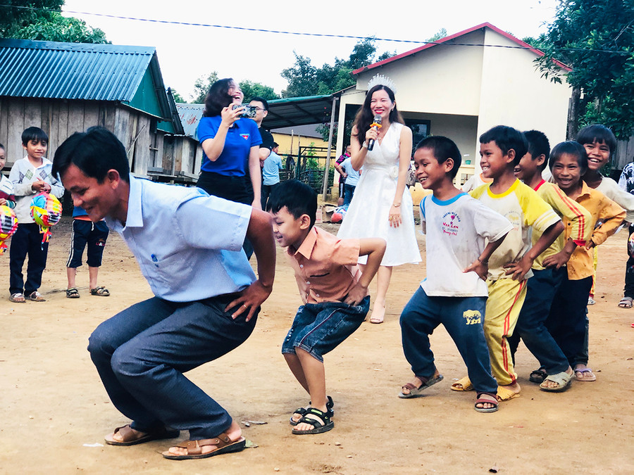Các em tham gia những trò chơi hoạt náo sôi nổi.