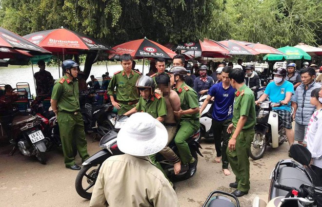 Nam thanh niên được đưa về trụ sở Công an TP.Bảo Lộc để phục vụ công tác điều tra, xác minh làm rõ nguyên nhân vụ việc ẢNH: TRÙNG DƯƠNG