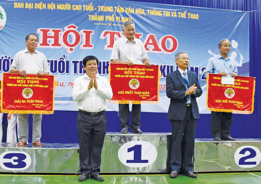 Ban tổ chức trao giải cho các đơn vị đạt thành tích xuất sắc tại hội thao. Ảnh: Hà Phương Ban tổ chức trao giải cho các đơn vị đạt thành tích xuất sắc tại hội thao. Ảnh: Hà Phương