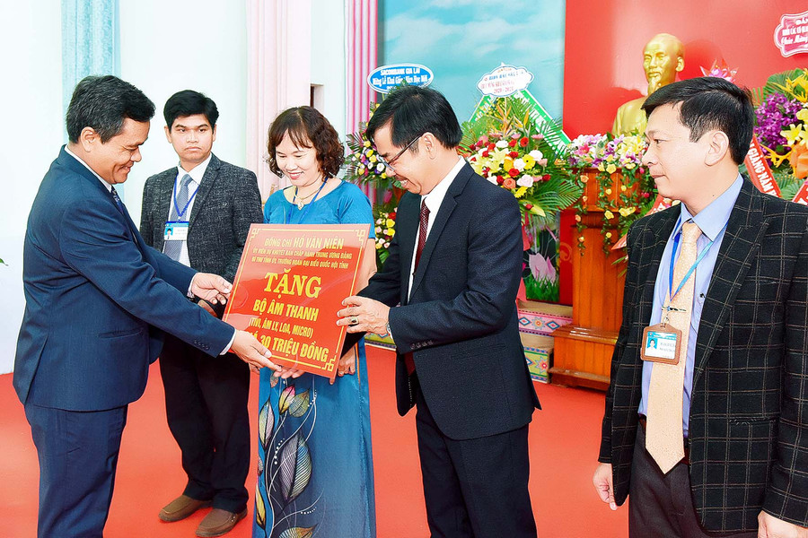 Bí thư Tỉnh ủy Hồ Văn Niên tặng quà cho Trường Phổ thông Dân tộc Nội trú tỉnh nhân dịp năm học mới. Ảnh: Đức Thụy Bí thư Tỉnh ủy Hồ Văn Niên tặng quà cho trường Phổ thông Dân tộc Nội trú tỉnh nhân dịp năm học mới. Ảnh: Đức Thụy