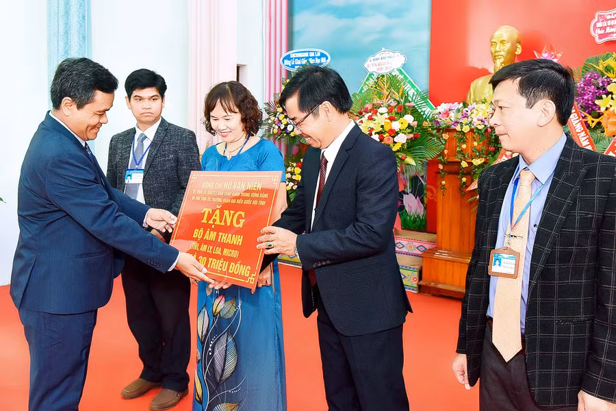 Bí thư Tỉnh ủy Hồ Văn Niên tặng quà cho trường Phổ thông Dân tộc Nội trú tỉnh nhân dịp năm học mới. Ảnh: Đức Thụy