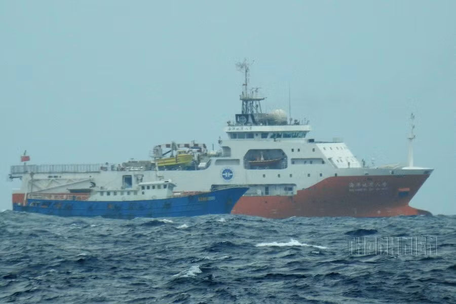 Tàu cá dân binh Việt Hạ Ngư 90080 (màu xanh) luôn kè sát bảo vệ vòng trong Hải Dương địa chất 8 ẢNH: MAI THANH HẢI