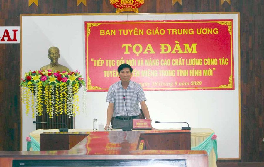 Đồng chí Trần Đình Hiệp-Phó Trưởng ban Thường trực Ban Tuyên giáo Tỉnh ủy trình bày tham luận tại buổi tọa đàm trực tuyến. Ảnh: Phan Lài