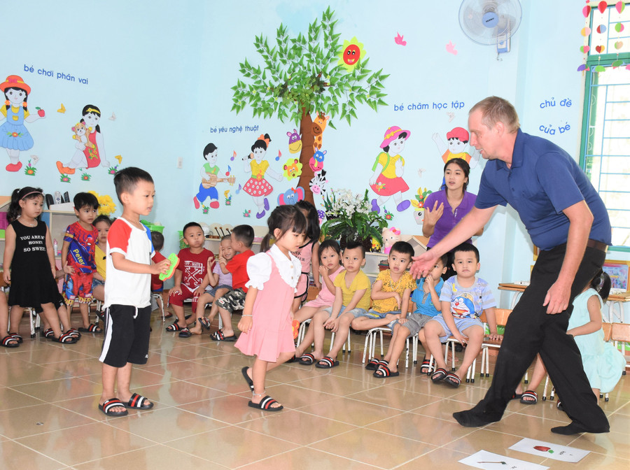 Học sinh Trường Mầm non Hoa Hồng (phường Hội Thương, TP. Pleiku) hào hứng trong giờ học tiếng Anh với giáo viên nước ngoài. Ảnh: Mai Ka Học sinh Trường Mầm non Hoa Hồng (phường Hội Thương, TP. Pleiku) hào hứng trong giờ học tiếng Anh với giáo viên người nước ngoài. Ảnh: Mai Ka