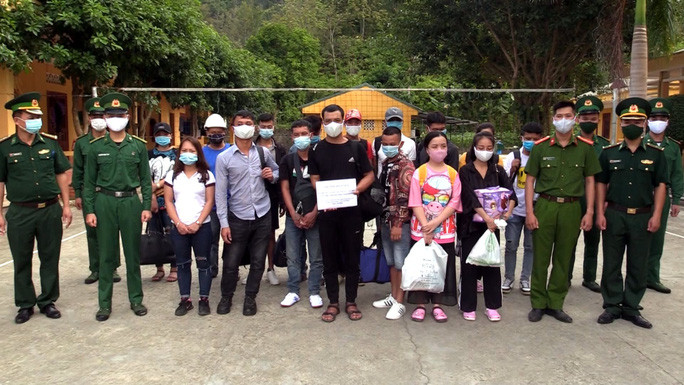 Các đối tượng bị lực lượng chức năng bắt quả tang - Ảnh T.M. Các đối tượng bị lực lượng chức năng bắt quả tang - Ảnh T.M.