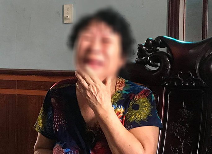 Bà V.T.C. bật khóc khi kể lại sự việc Bà V.T.C. bật khóc khi kể lại sự việc