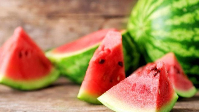 Dưa hấu có hàm lượng nước dồi dào giúp giữ nước cho cơ thể và sự hiện diện của chất xơ có thể giúp cải thiện tiêu hóa và trao đổi chất ẢNH: SHUTTERSTOCK