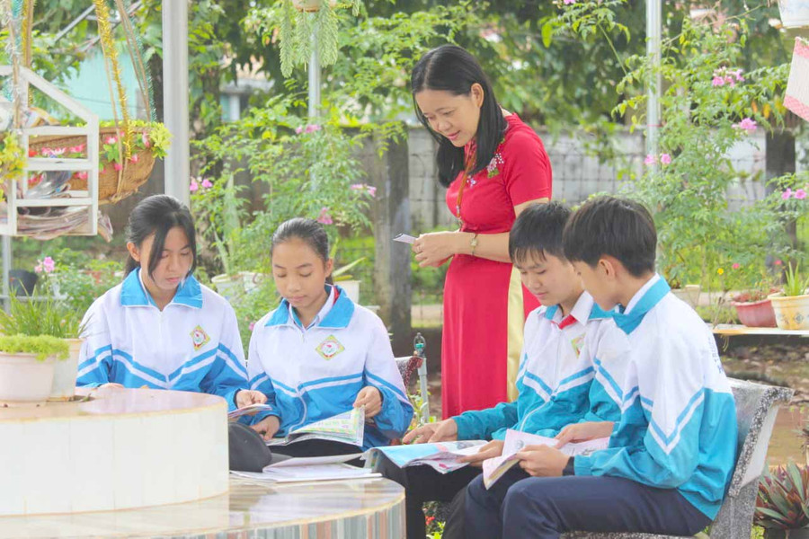 Học sinh Trường THCS Hùng Vương (thị trấn Ia Kha, huyện Ia Grai) đọc báo tại thư viện xanh của nhà trường. Ảnh: Nguyễn Tú 