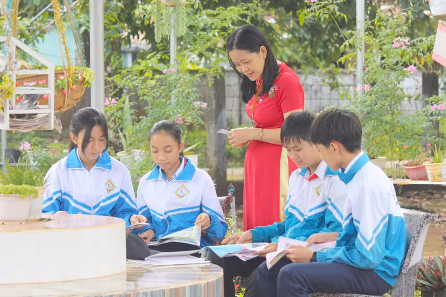 Học sinh Trường THCS Hùng Vương (thị trấn Ia Kha, huyện Ia Grai) đọc báo tại thư viện xanh của nhà trường. Ảnh: Nguyễn Tú 