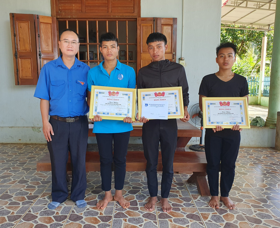  Tặng bằng khen của Tỉnh đoàn cho các bạn ĐVTN cứu nước đuối nước ở xã Ia Khai. Ảnh: Hà Đức Thành