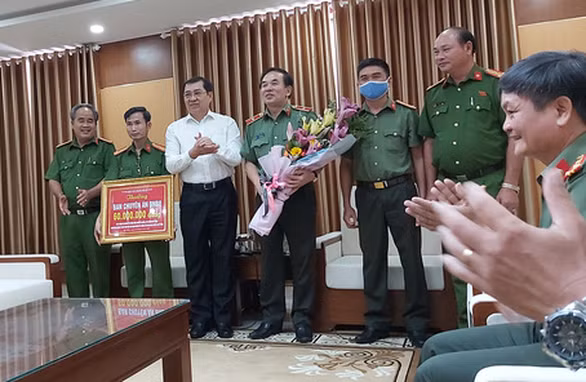 Chủ tịch UBND TP Đà Nẵng thưởng nóng ban chuyên án - Ảnh: ĐOÀN CƯỜNG