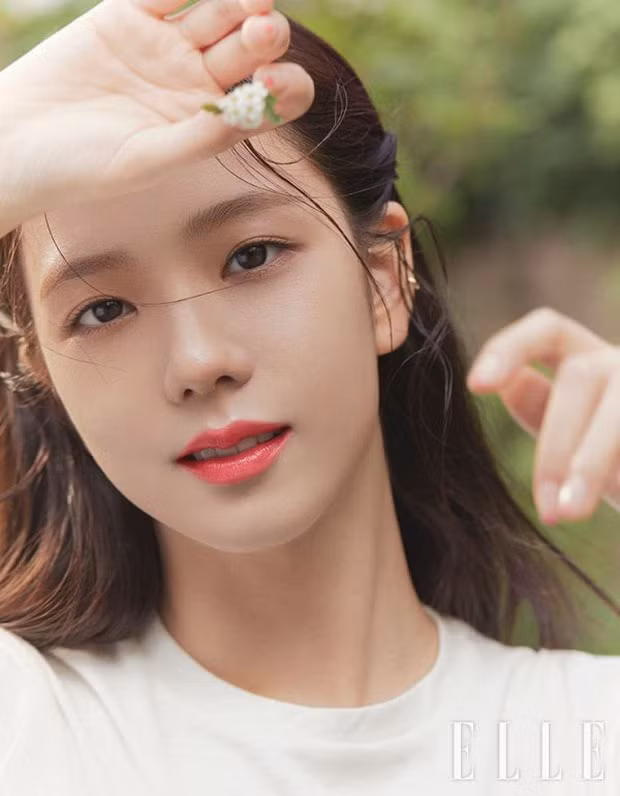 Vẻ đẹp không góc chết của Jisoo được phát huy tối đa qua các góc ảnh chụp cận mặt. Qua lớp trang điểm nhẹ nhàng, làn da trắng hồng và đôi môi mọng của cô càng thêm nổi bật. Ảnh: Instagram