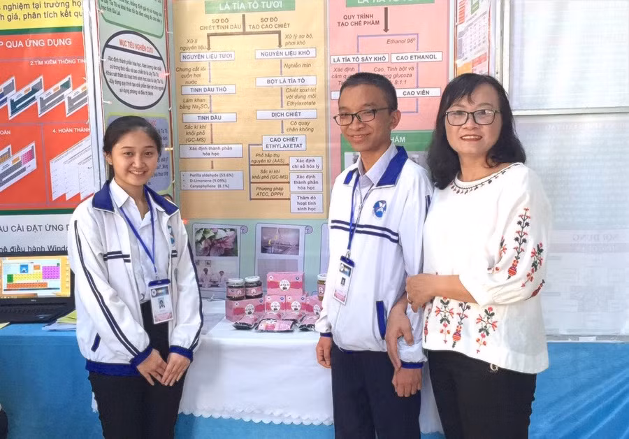  Cô Võ Thị Thanh Bình (bìa phải) cùng 2 học sinh tham gia nghiên cứu đề tài về lá tía tô. Ảnh: Mộc Trà 