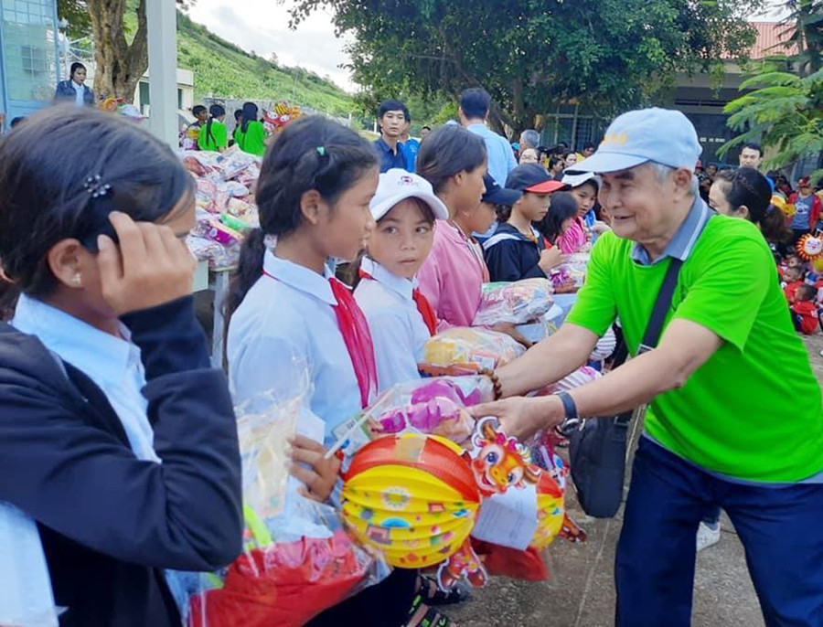 Nhóm Gắn Kết Yêu Thương (TP. Hồ Chí Minh) tặng 700 suất quà cho các em học ở xã Đak Song, huyện Kông Chro. Ảnh: Ngọc Minh