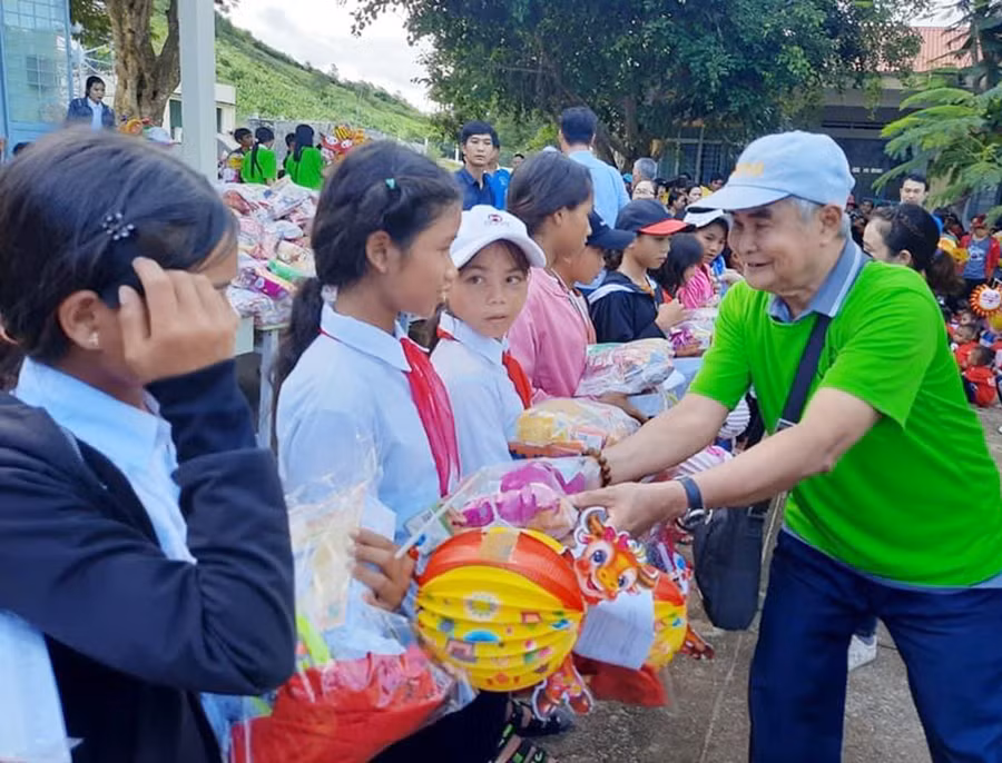 Nhóm Gắn Kết Yêu Thương (TP. Hồ Chí Minh) tặng 700 suất quà cho các em học ở xã Đak Song, huyện Kông Chro. Ảnh: Ngọc Minh