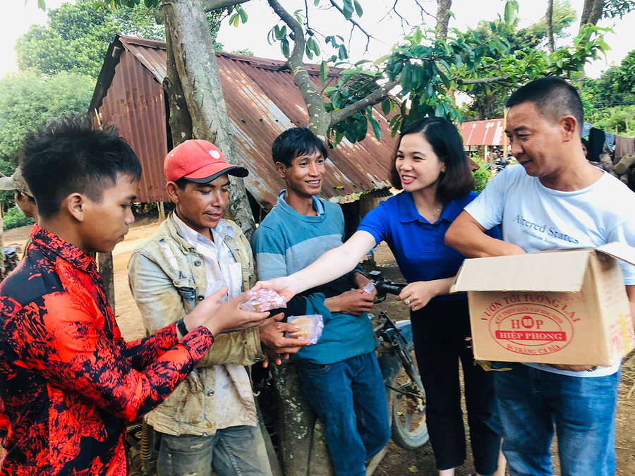 Không chỉ tặng quà cho em nhỏ, Ban tổ chức còn tặng nhiều bánh Trung thu cho người dân.