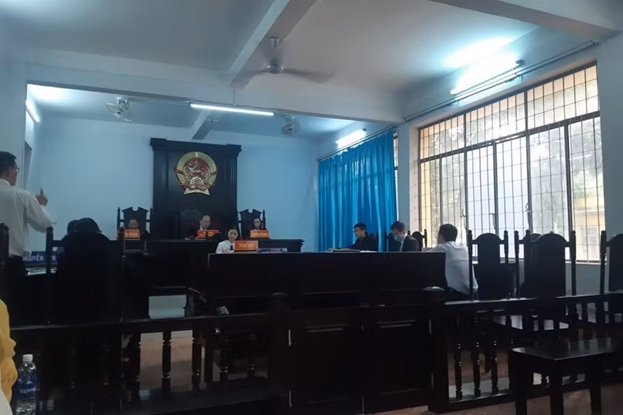 Quang cảnh phiên tòa phúc phẩm xét xử vụ ''người lao động kiện công ty bảo hiểm cho nghỉ việc trái luật''. Ảnh Bảo Trung