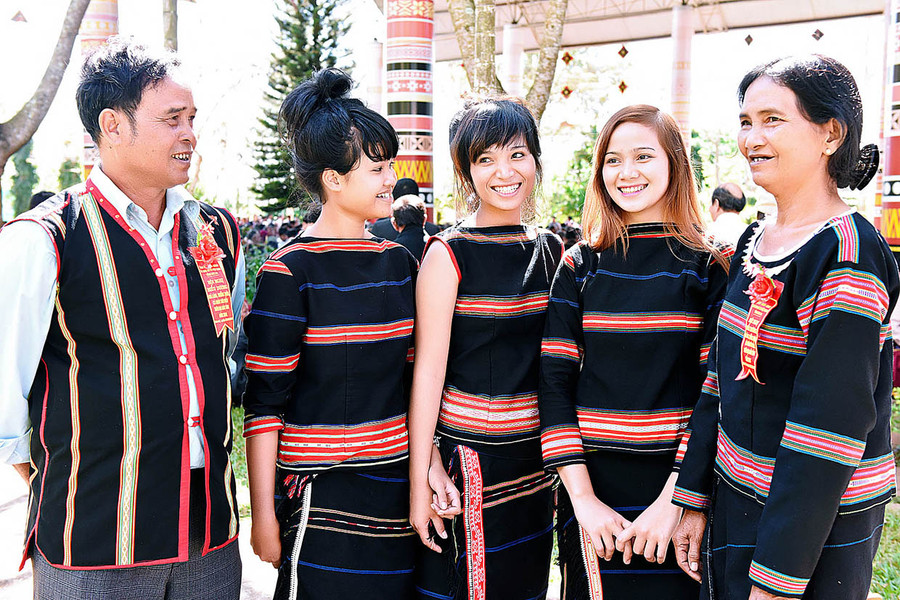  Bà Her (bìa phải)-người uy tín ở thôn 2 (xã Ayun, huyện Mang Yang) tuyên truyền, vận động người dân xóa bỏ tà đạo “Hà Mòn”. Ảnh: ĐỨC THỤY