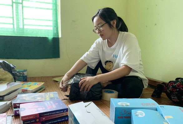 Thư đóng sách, khẩu trang đi bán kiếm tiền trong ngày chờ giấy báo nhập học - Ảnh: DOÃN HÒA