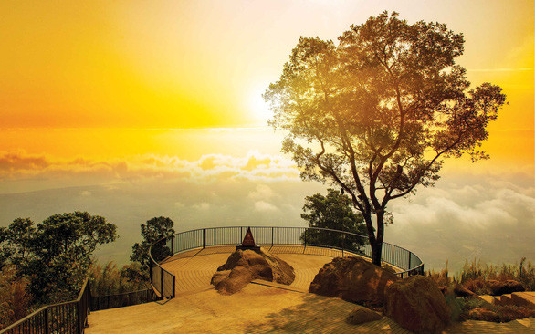 Trên đỉnh núi Bà Đen Trên đỉnh núi Bà Đen