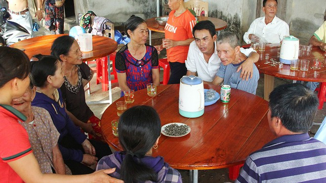 Hàng xóm đến chúc mừng gia đình ông Hà đoàn tụ - ẢNH: KHÁNH HOAN  Hàng xóm đến chúc mừng gia đình ông Hà đoàn tụ - ẢNH: KHÁNH HOAN