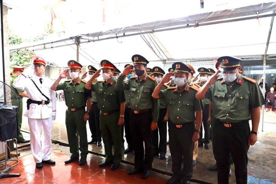 Đảng ủy, Lãnh đạo Công an tỉnh Bắc Giang đến thắp hương, kính viếng Thượng sỹ Nguyễn Văn Mạnh đã dũng cảm hy sinh trong khi làm nhiệm vụ. Ảnh: CAND. Đảng ủy, Lãnh đạo Công an tỉnh Bắc Giang đến thắp hương, kính viếng Thượng sỹ Nguyễn Văn Mạnh đã dũng cảm hy sinh trong khi làm nhiệm vụ. Ảnh: CAND.