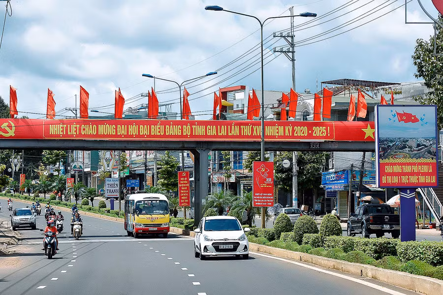 Cầu bộ hành trên đường Phạm Văn Đồng (TP. Pleiku) được trang trí rực rỡ với cờ đỏ và băng rôn chào mừng Đại hội đại biểu Đảng bộ tỉnh Gia Lai lần thứ XVI (nhiệm kỳ 2020-2025).